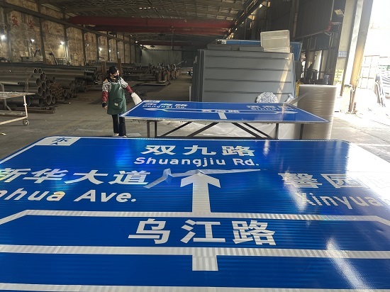 耀霖交通标牌:交通安全的无声守护者